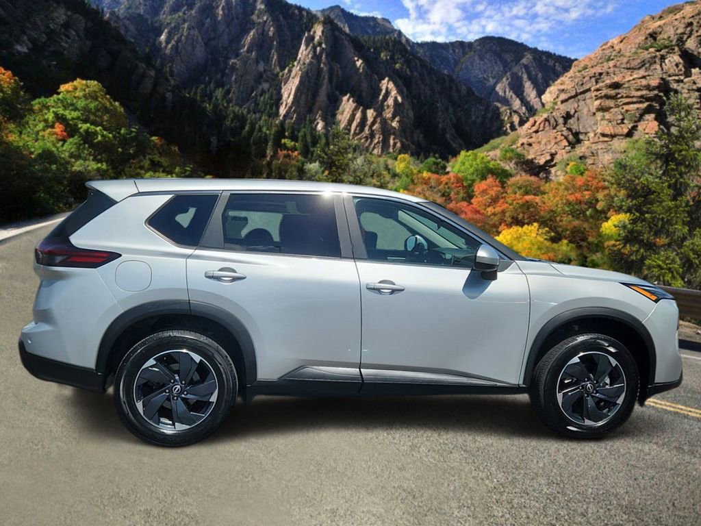 Used 2024 Nissan Rogue SV AWD/4WD image 2