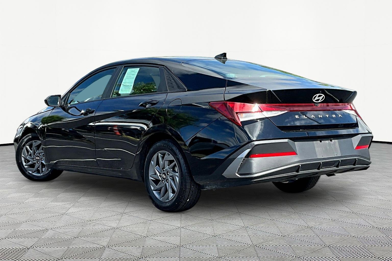 Used 2024 Hyundai Elantra SEL FWD image 4