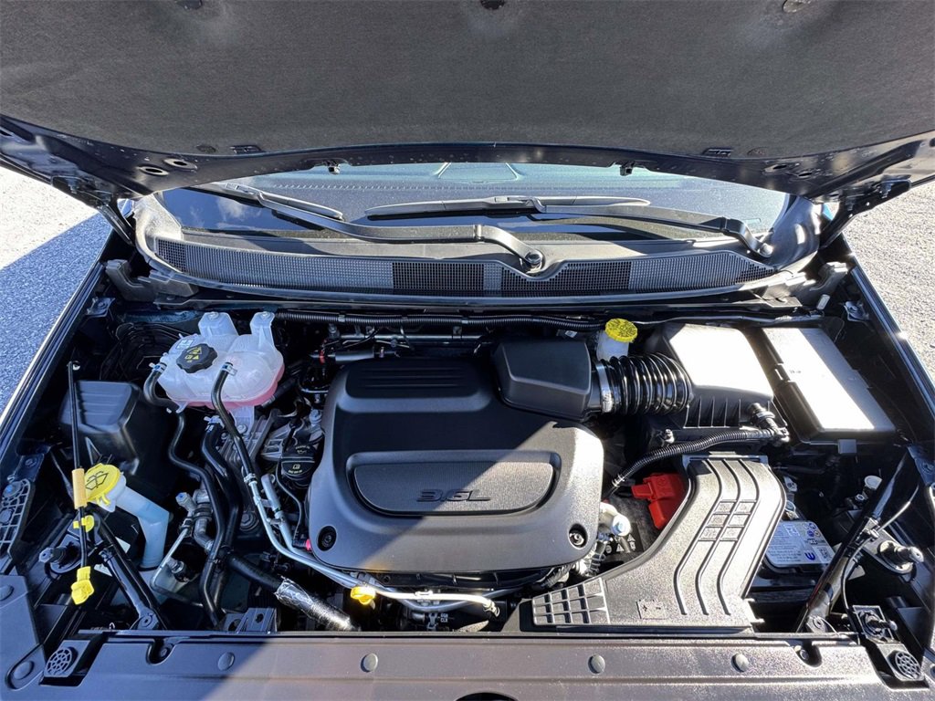 Used 2025 Chrysler Pacifica Select image 12