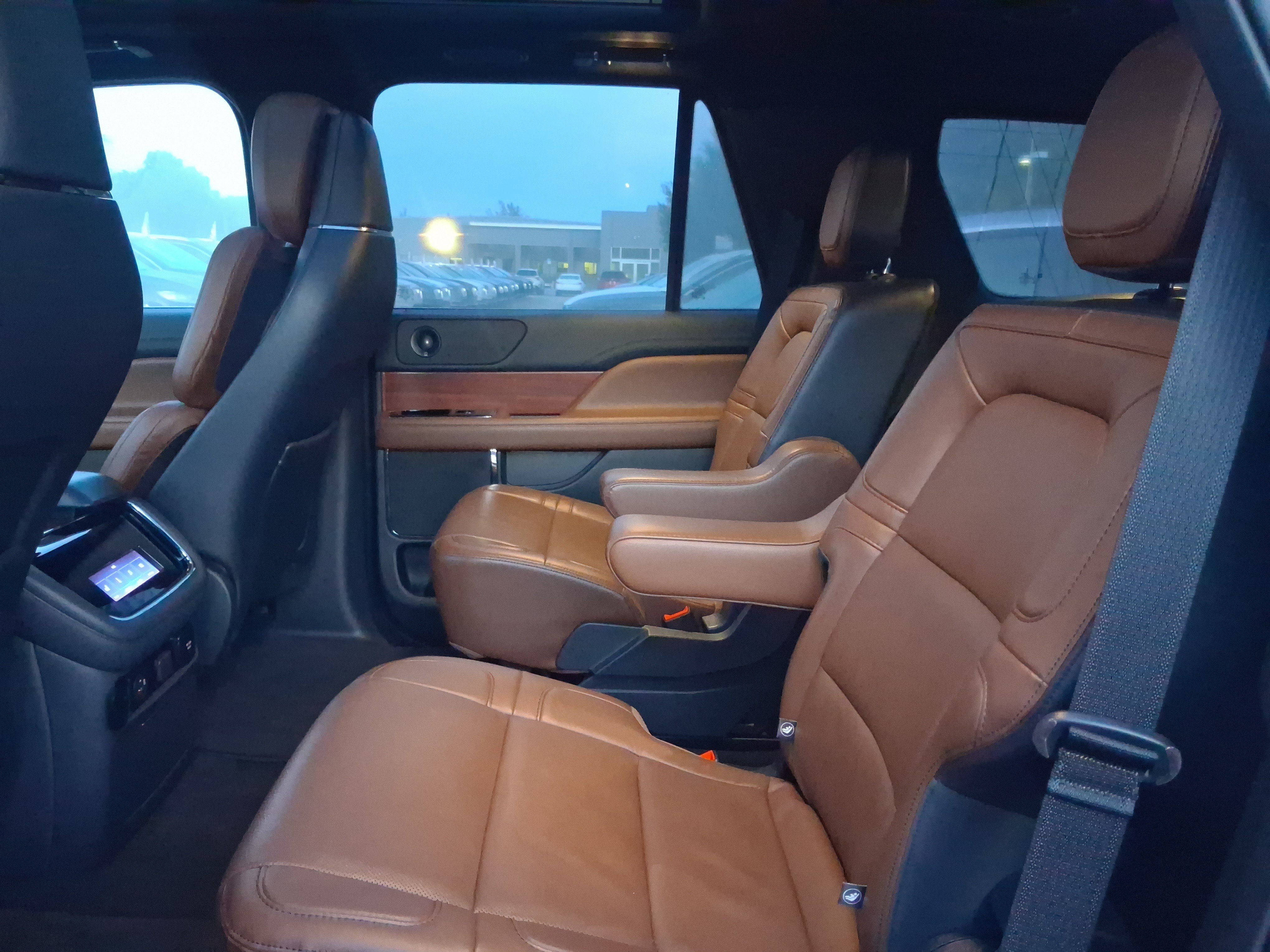 Certified 2023 Lincoln Navigator Reserve w/ Monochromatic Package AWD/4WD image 6