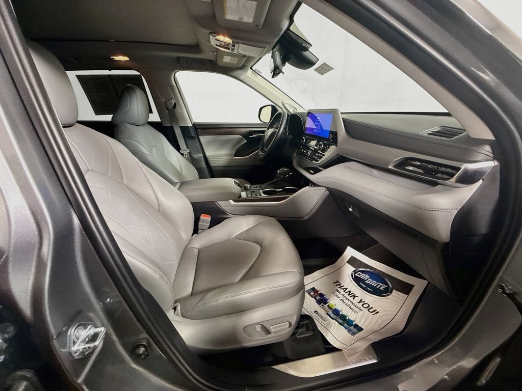 Certified 2025 Toyota Highlander Platinum AWD/4WD image 29
