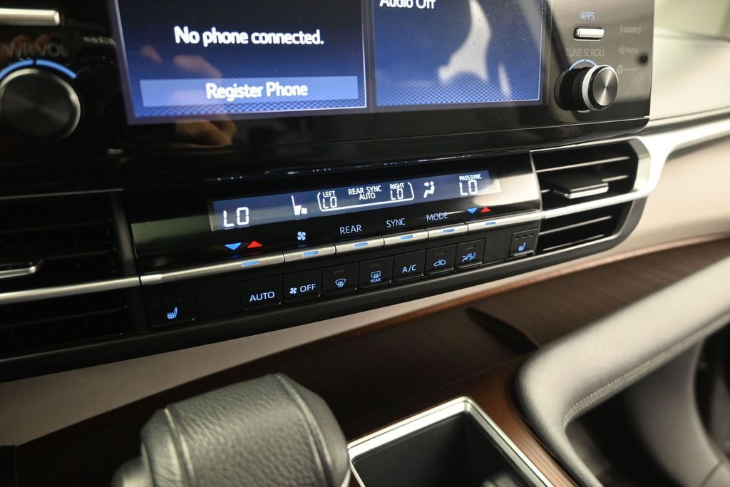 Used 2021 Toyota Sienna XLE FWD image 18