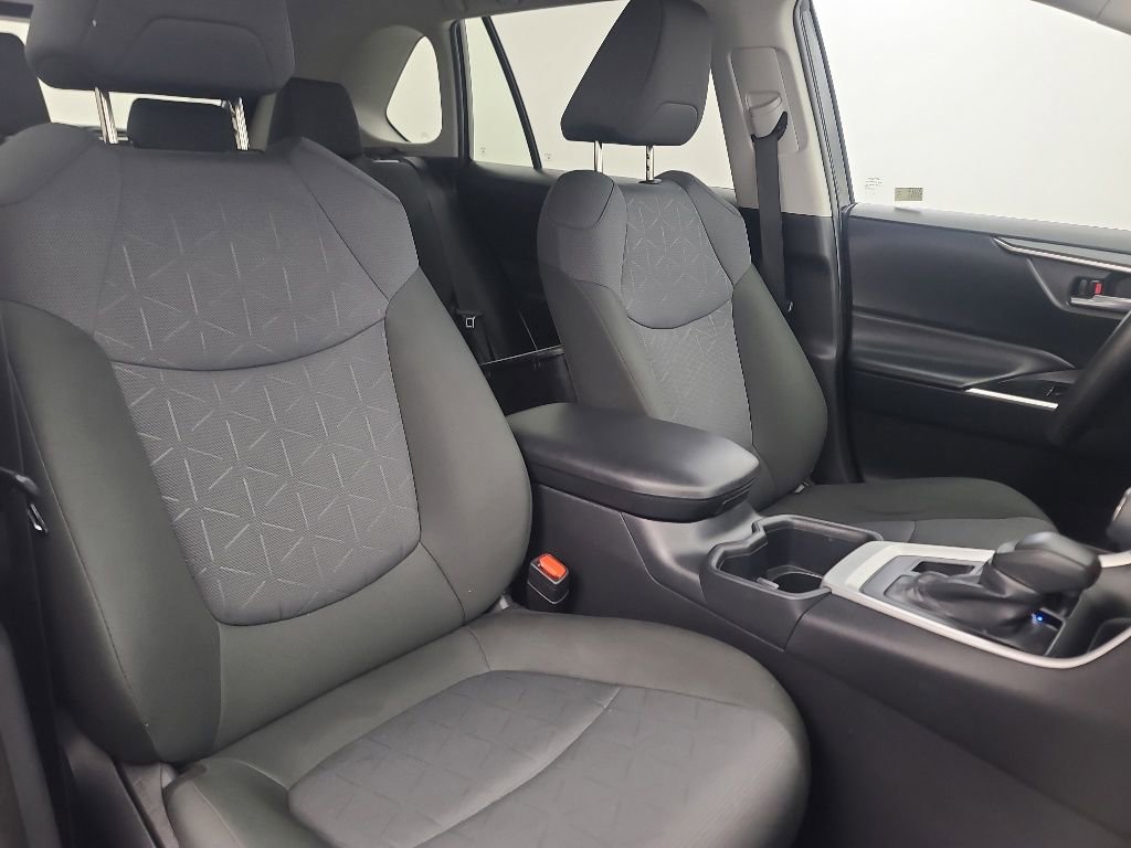 Used 2025 Toyota RAV4 XLE AWD/4WD image 17