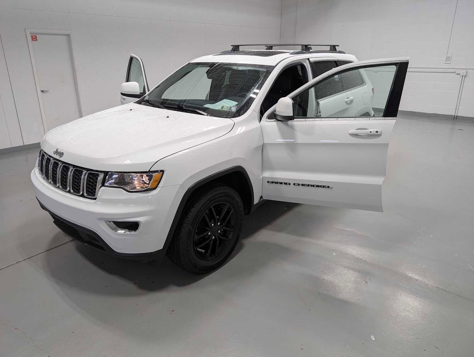 Used 2020 Jeep Grand Cherokee Laredo w/ Laredo X Package image 14