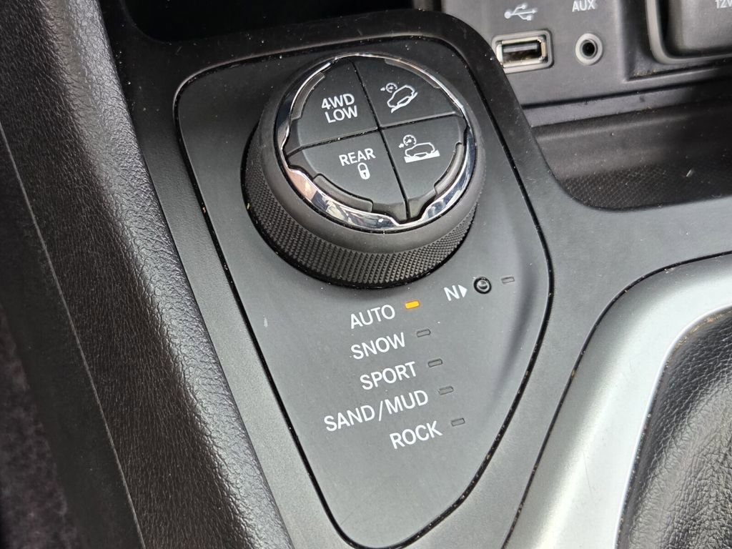 Used 2016 Jeep Cherokee Trailhawk w/ Comfort/Convenience Group AWD/4WD image 22