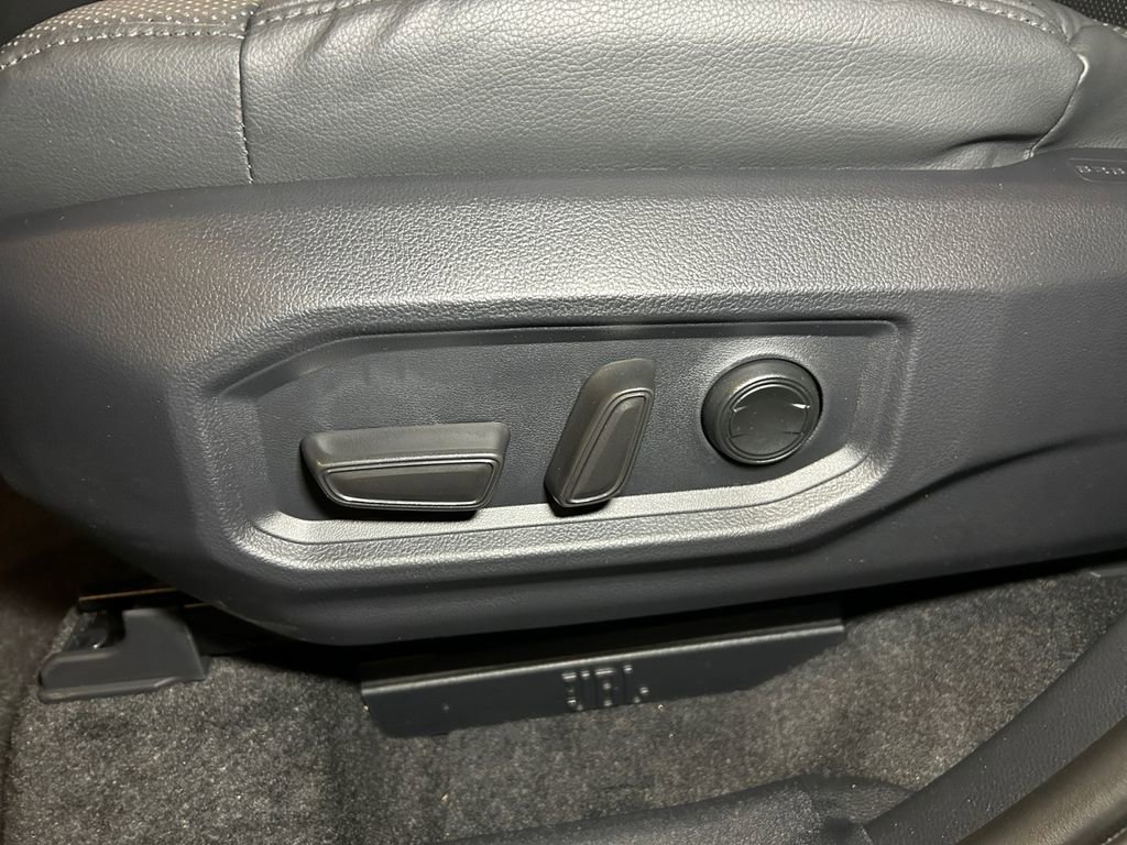 Used 2025 Toyota Tundra Limited AWD/4WD image 21