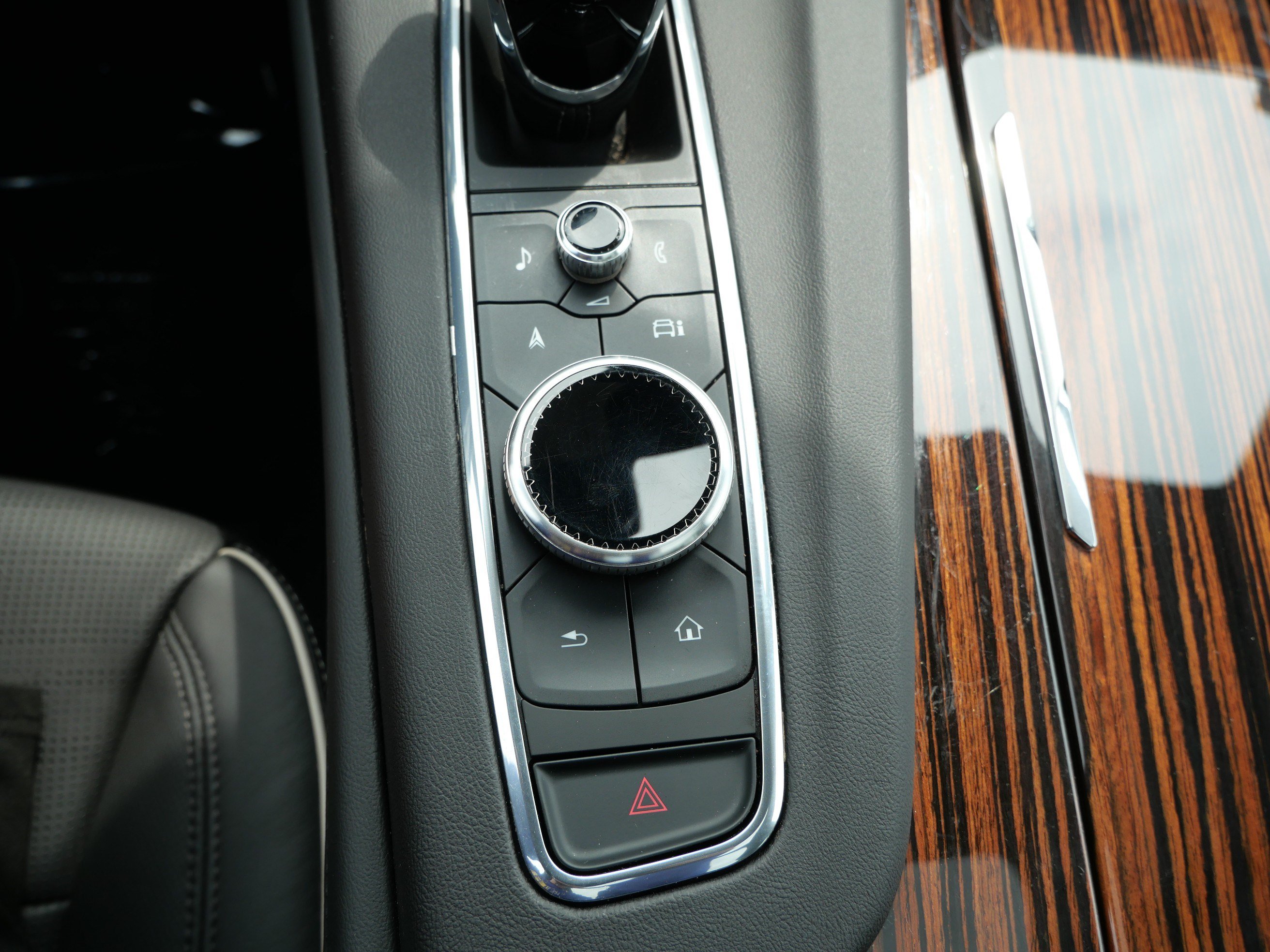 Certified 2023 Cadillac Escalade ESV Premium Luxury w/ Performance Package AWD/4WD image 30