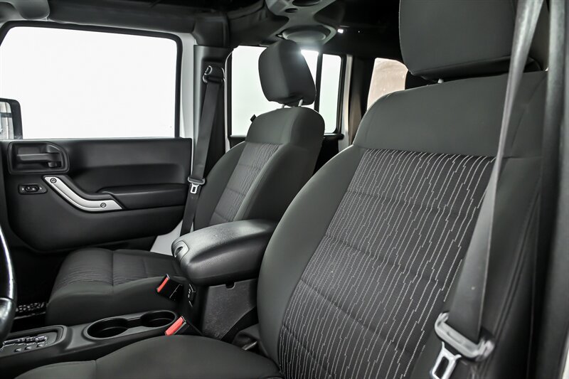 Used 2012 Jeep Wrangler Unlimited Sahara w/ Connectivity Group AWD/4WD image 16