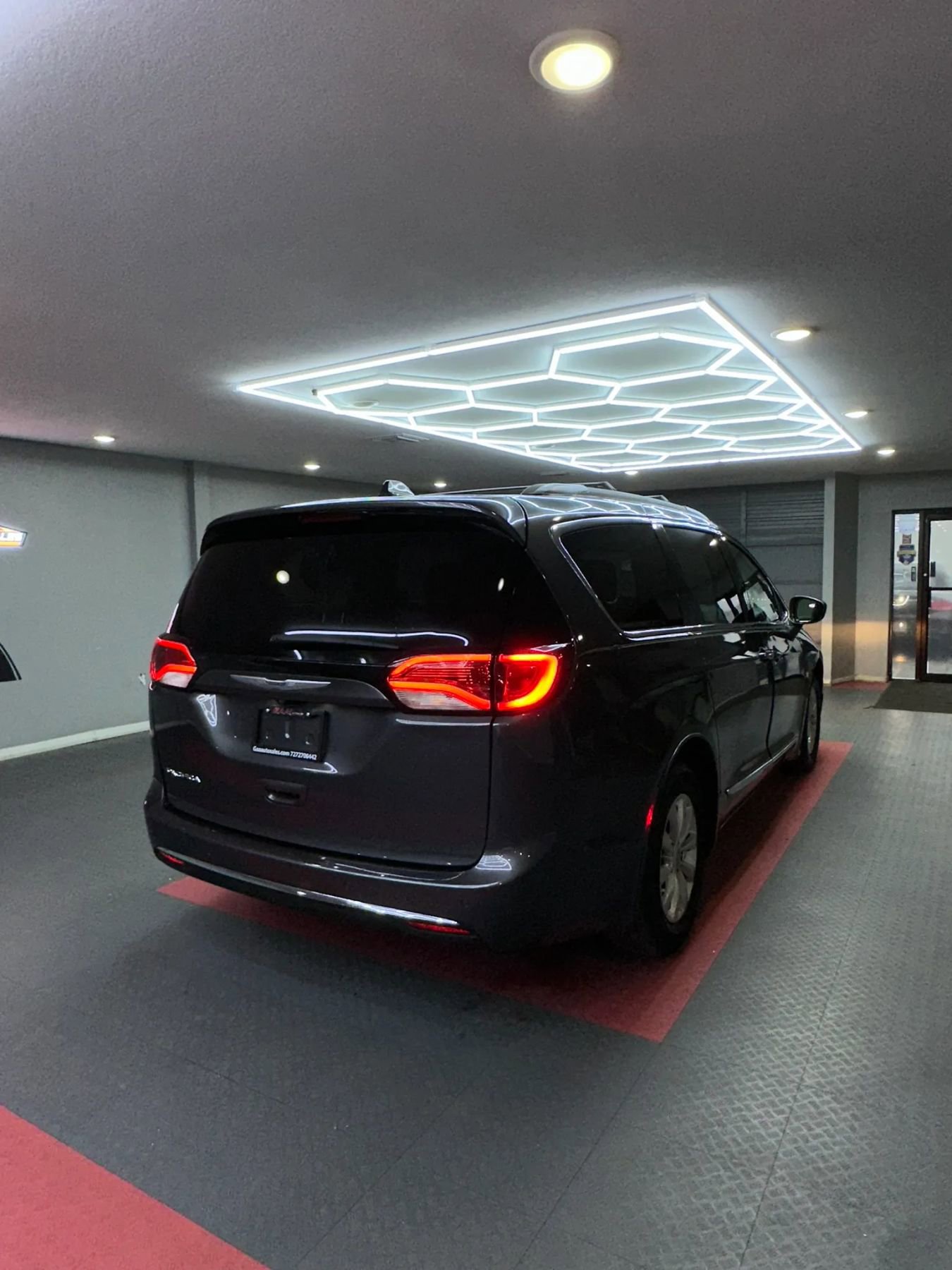 Used 2017 Chrysler Pacifica Touring-L FWD image 6