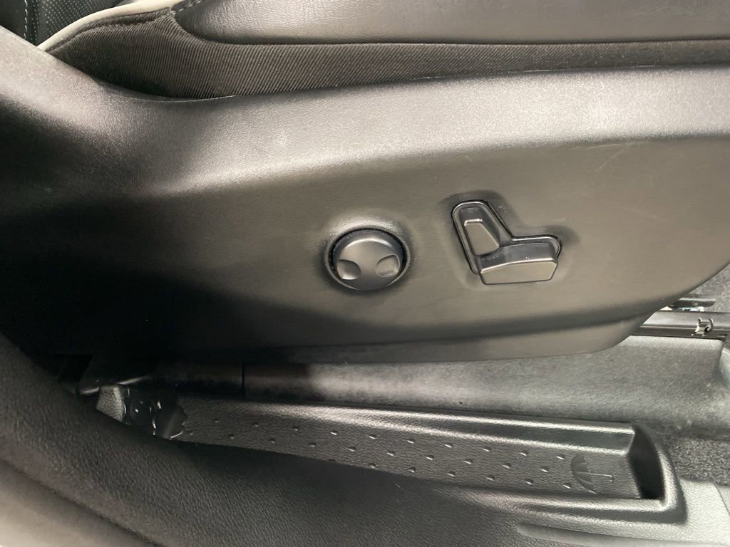 Used 2025 Chrysler Pacifica Limited image 33