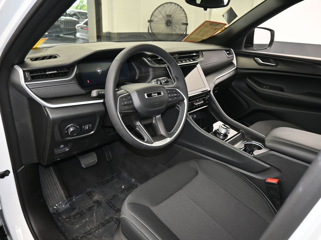 Used 2024 Jeep Grand Cherokee L Laredo image 10