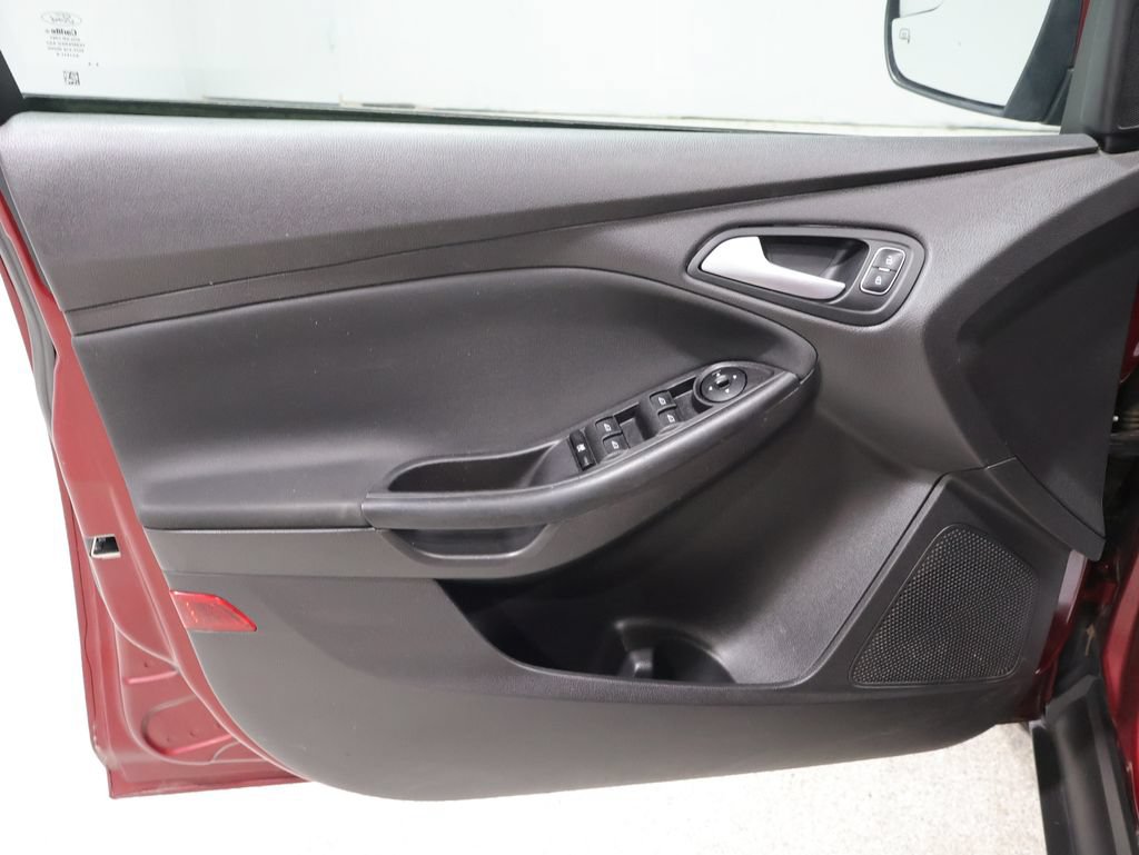 Used 2015 Ford Focus SE w/ SE Cold Weather Package FWD image 23