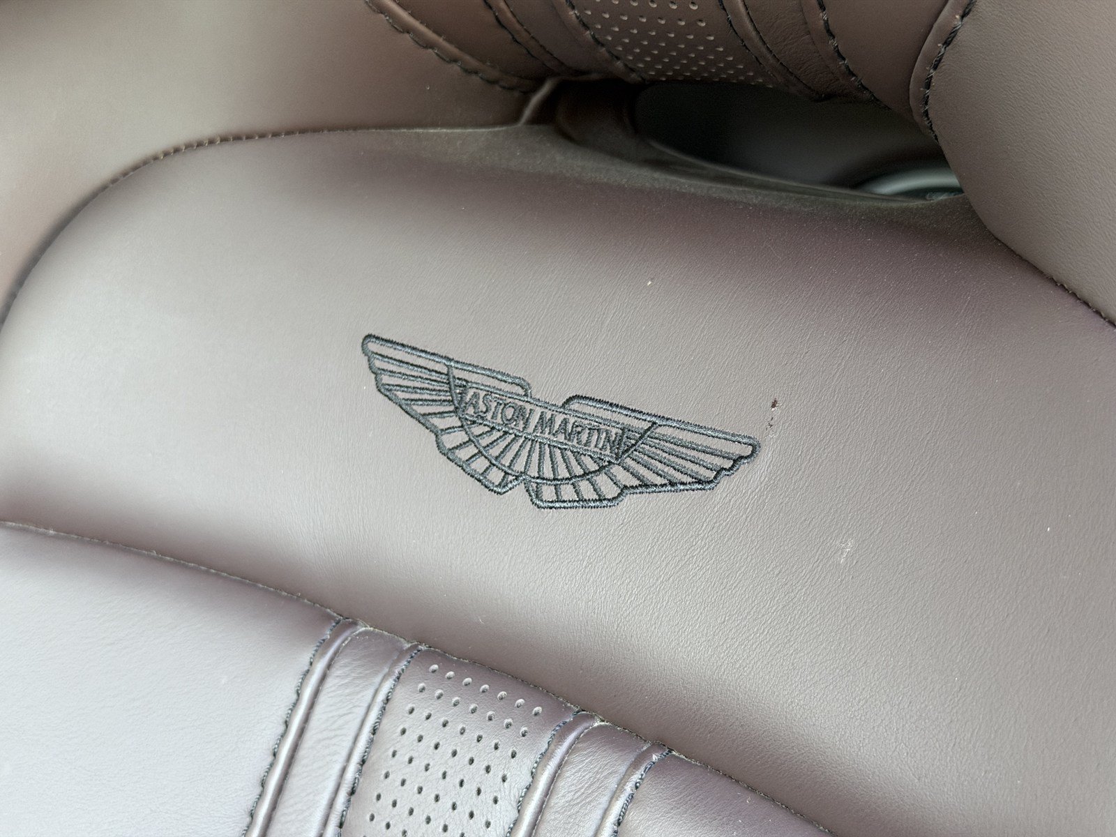 Used 2023 Aston Martin V8 Vantage Roadster RWD image 6