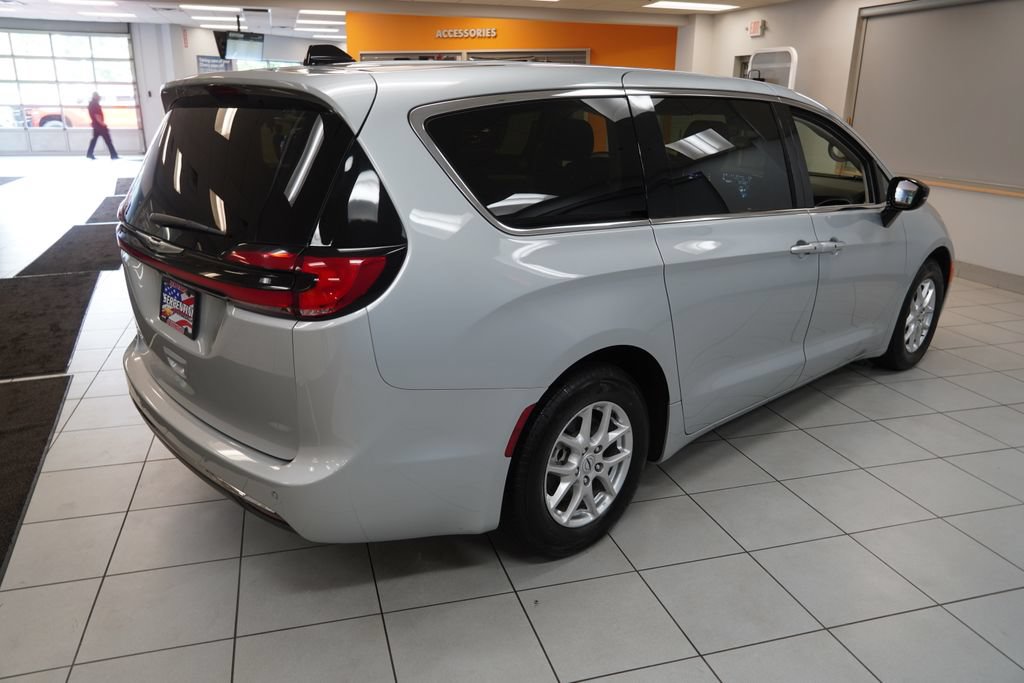 Used 2024 Chrysler Pacifica Touring-L FWD image 12