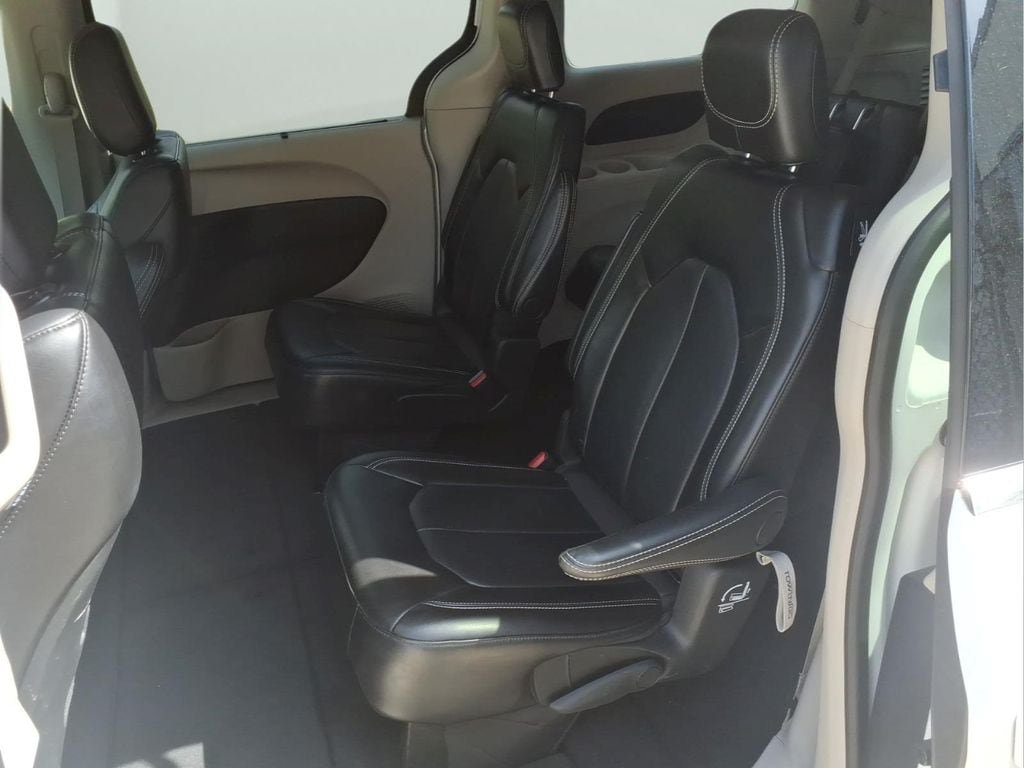 Used 2024 Chrysler Pacifica Touring-L FWD image 28