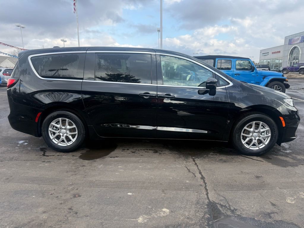 New 2025 Chrysler Pacifica Select image 2