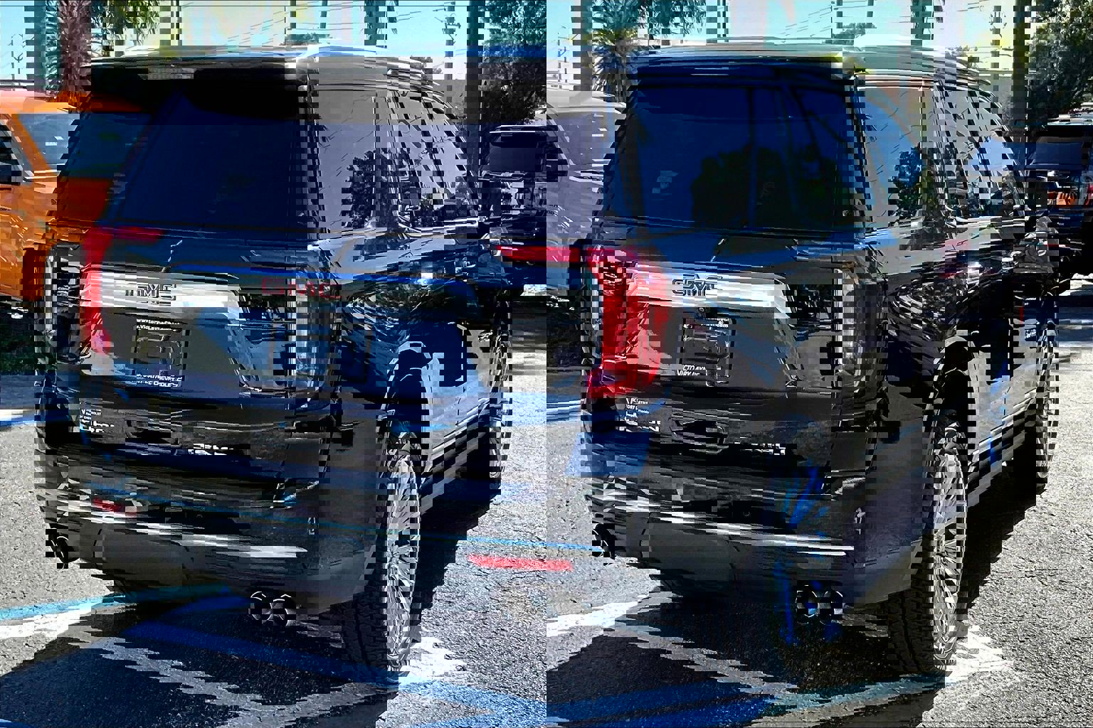 Used 2021 GMC Yukon Denali w/ Denali Premium Package image 4