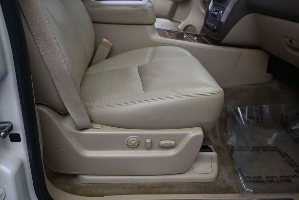 Used 2011 Chevrolet Avalanche LTZ AWD/4WD image 10