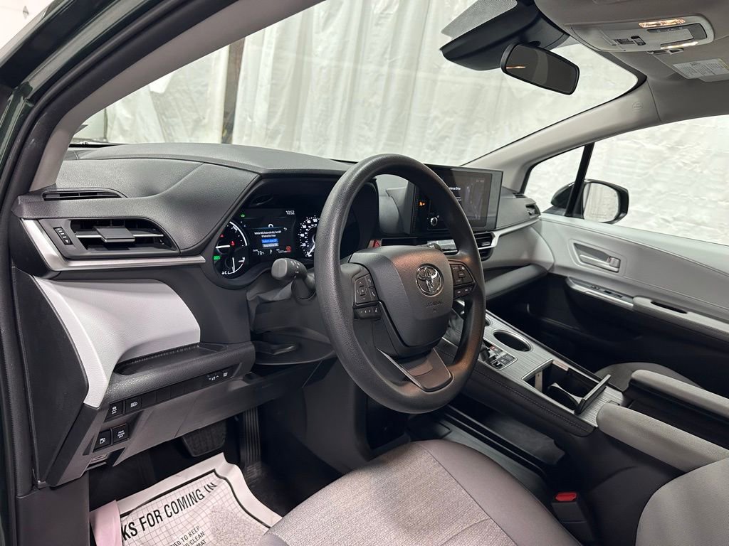 Used 2025 Toyota Sienna LE FWD image 15