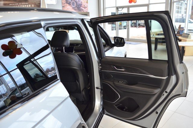 New 2025 Jeep Grand Cherokee Limited w/ Black Appearance Package image 31