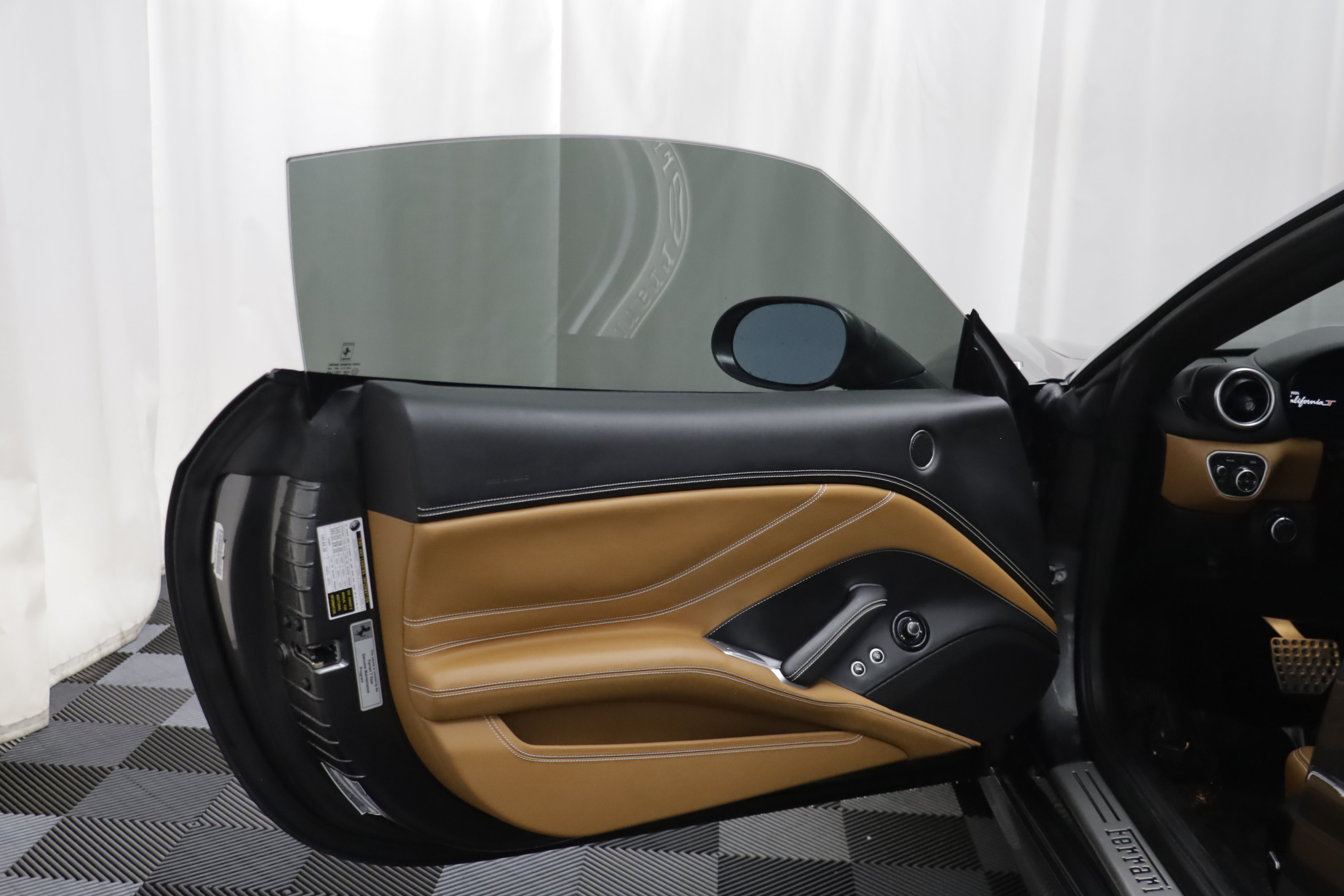 Used 2017 Ferrari California T RWD image 6