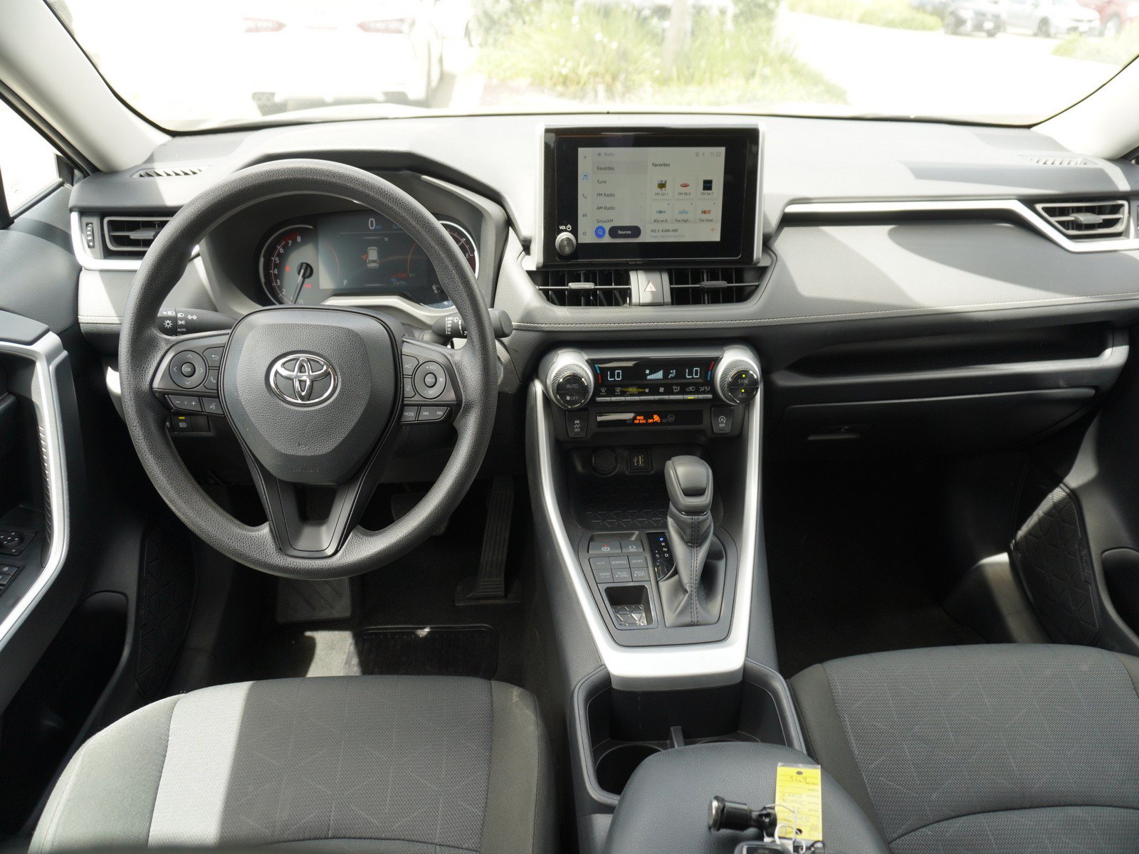 Used 2025 Toyota RAV4 XLE AWD/4WD image 2