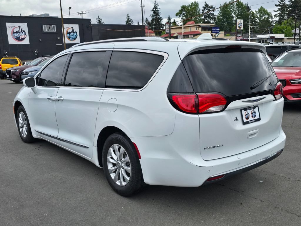 Used 2020 Chrysler Pacifica Touring-L FWD image 7