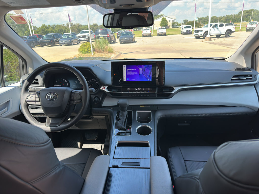 Used 2026 Toyota Sienna LE AWD/4WD image 2