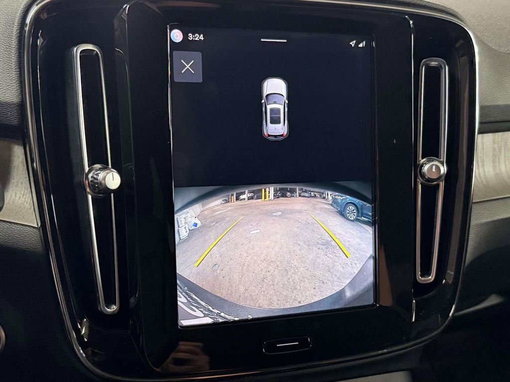 Used 2023 Volvo XC40 B4 Core w/ Convenience Package image 7