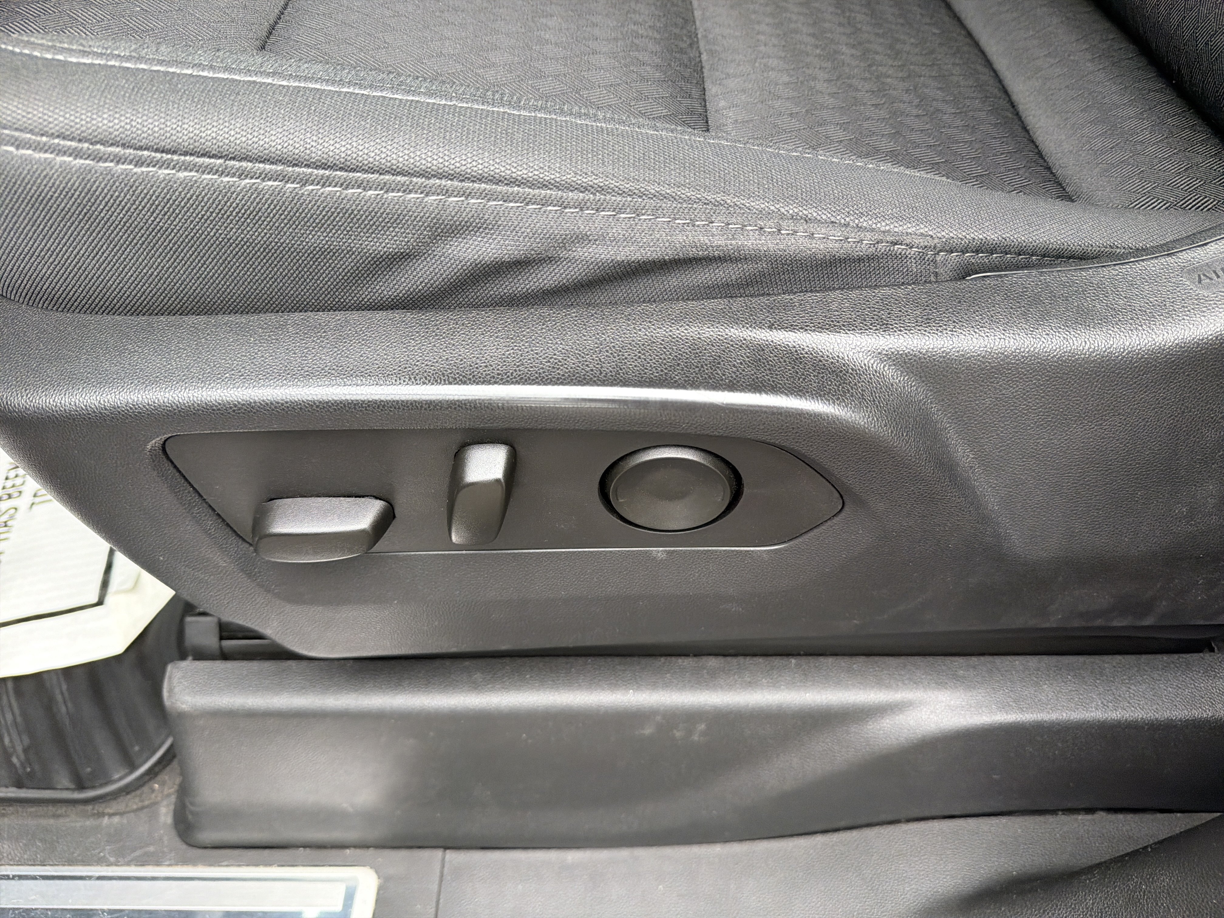 Used 2023 Chevrolet Silverado 1500 LT AWD/4WD image 18
