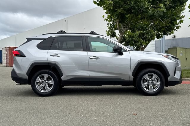 Used 2022 Toyota RAV4 LE AWD/4WD image 3