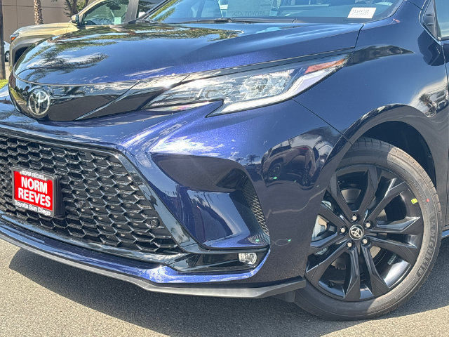 New 2026 Toyota Sienna XSE FWD image 3