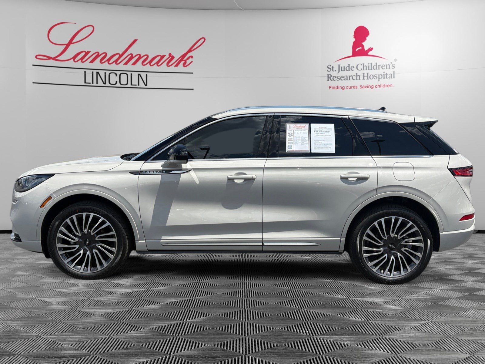 Certified 2022 Lincoln Corsair AWD w/ Premium Package image 2