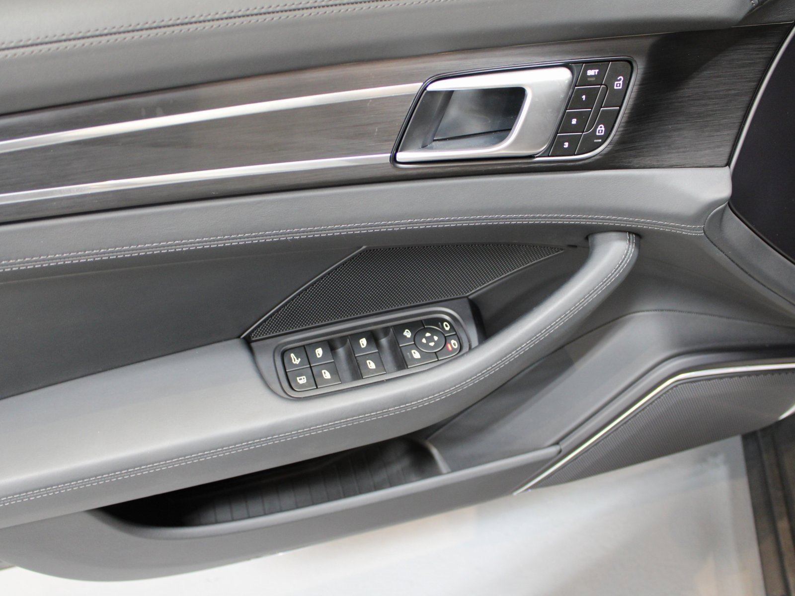 Certified 2023 Porsche Panamera 4 w/ Premium Package image 27