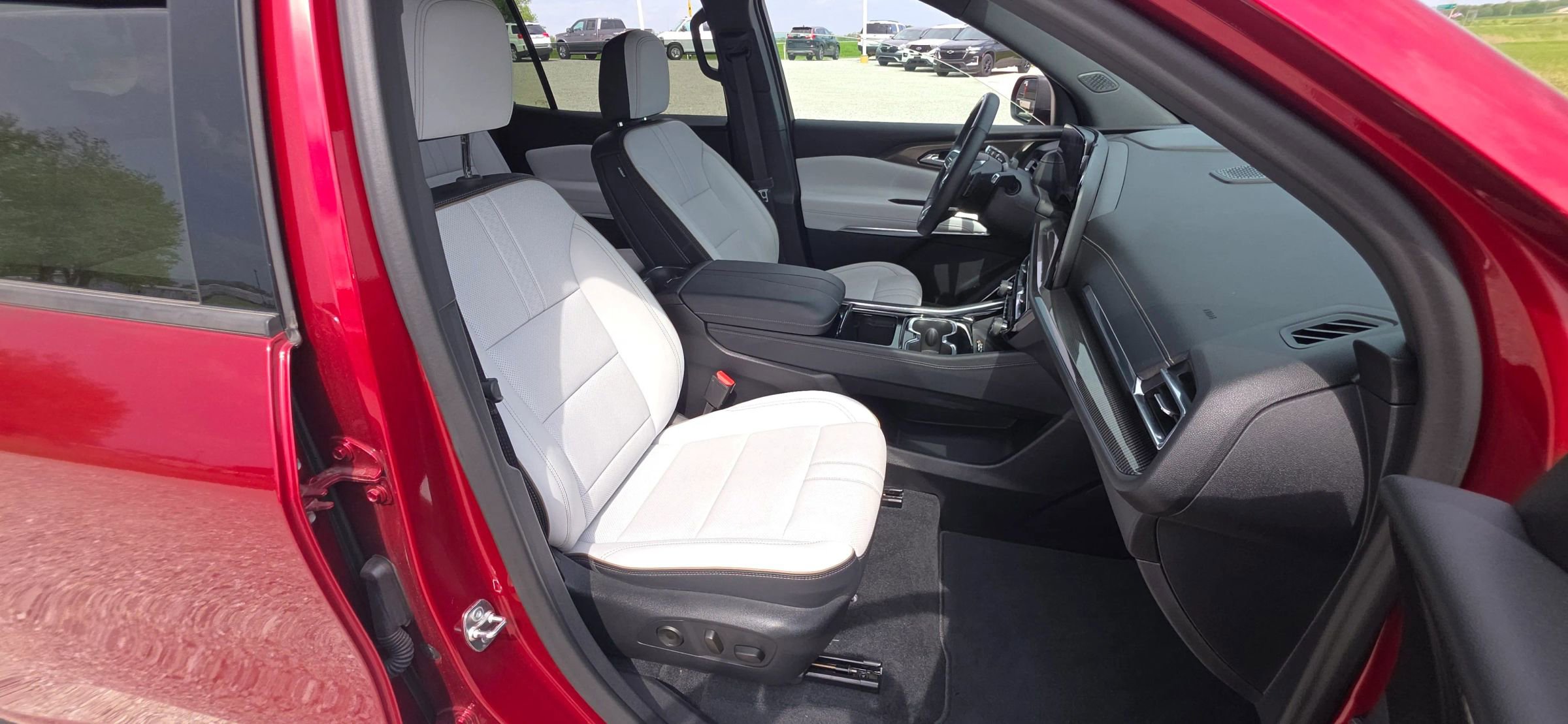 Used 2024 Chevrolet Traverse RS FWD image 10