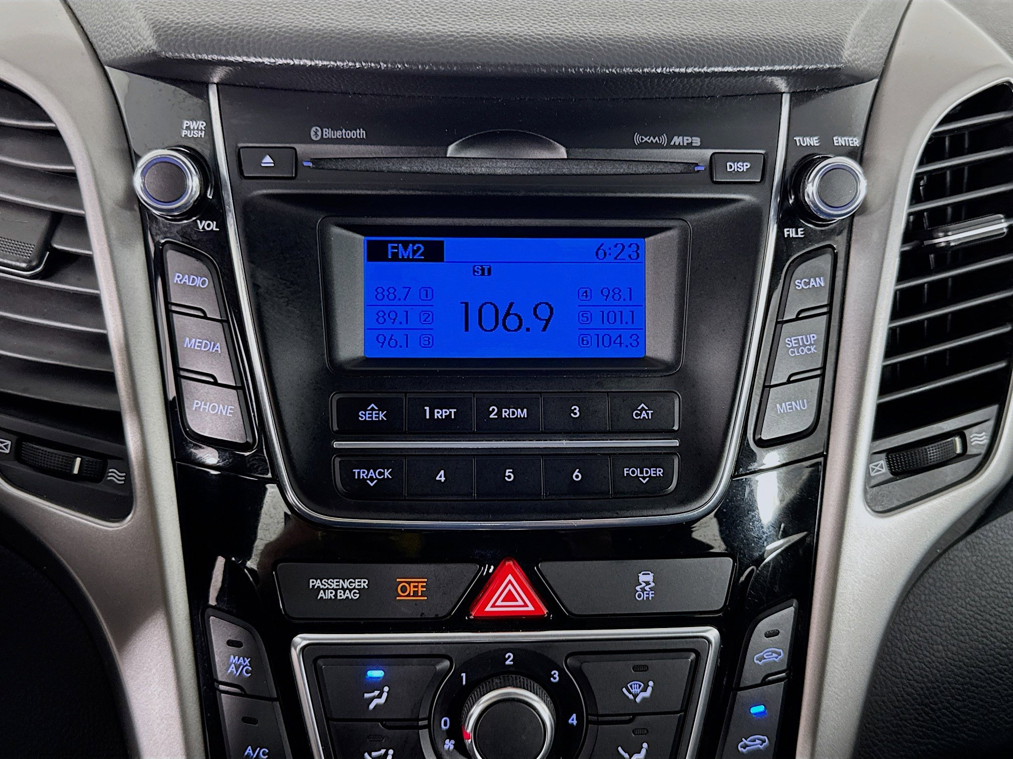 Used 2017 Hyundai Elantra GT image 17