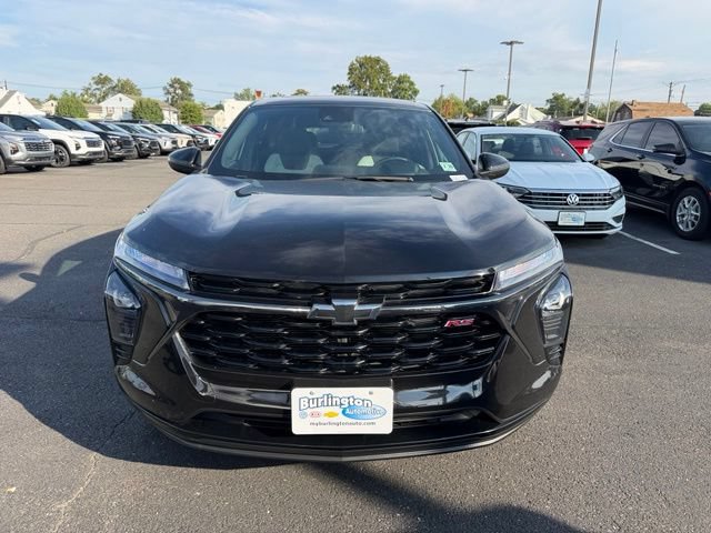 Used 2025 Chevrolet Trax RS w/ Sunroof Package FWD image 2