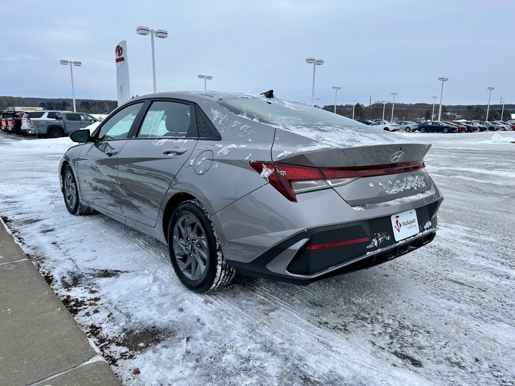 Used 2024 Hyundai Elantra SEL image 3