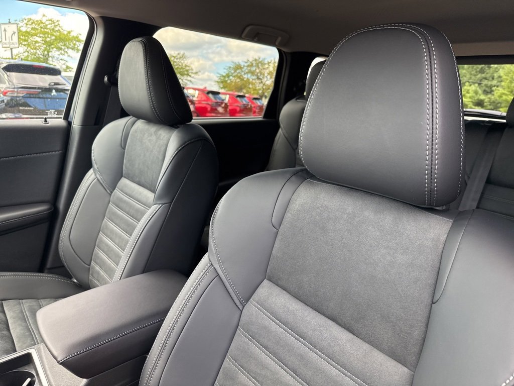 New 2025 Mitsubishi Outlander SE image 27