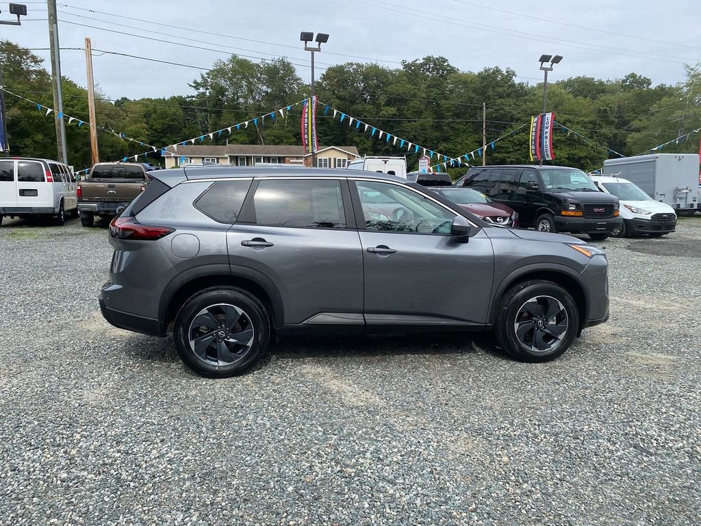 Used 2024 Nissan Rogue SV image 4