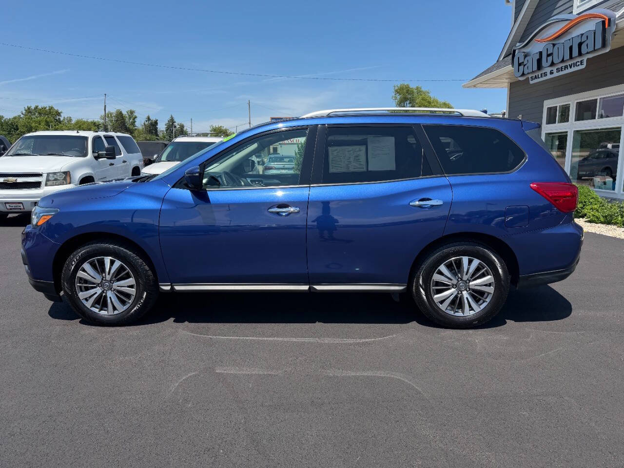 Used 2020 Nissan Pathfinder SL FWD image 2