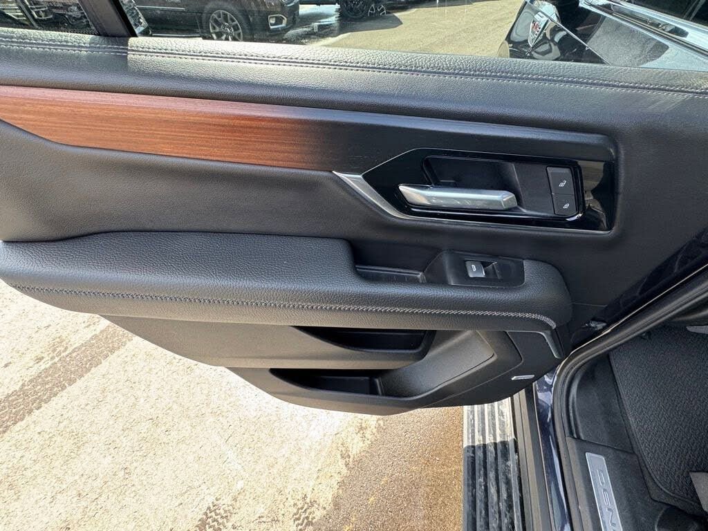 Used 2025 GMC Yukon Denali w/ Sun & Power Step Package image 50