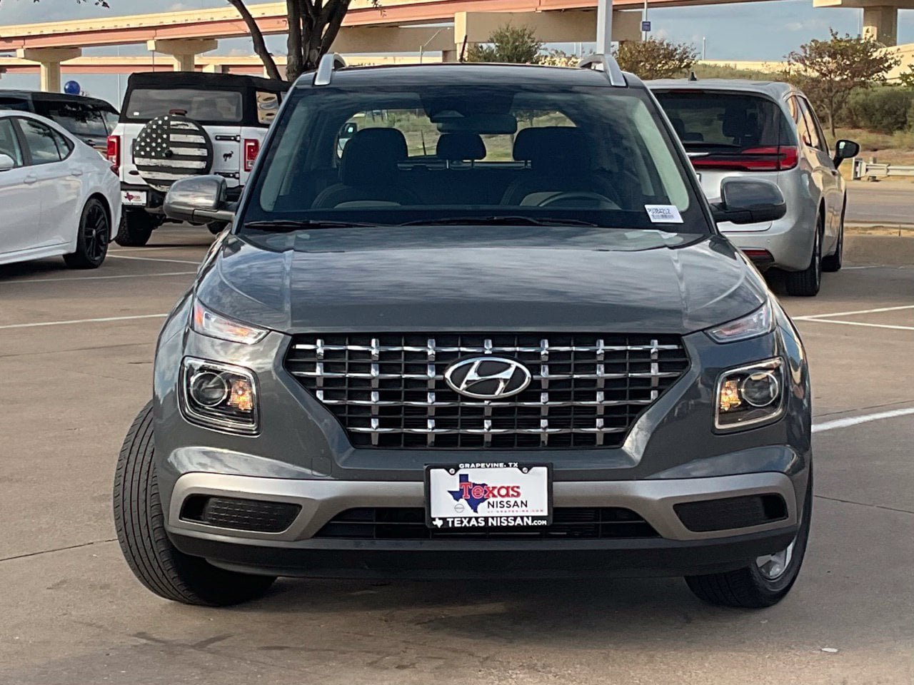 Used 2025 Hyundai Venue SEL FWD image 2