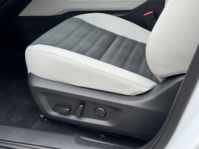 New 2025 Mitsubishi Outlander SE image 19