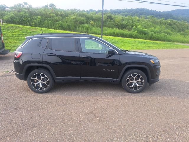 Used 2024 Jeep Compass Latitude image 4