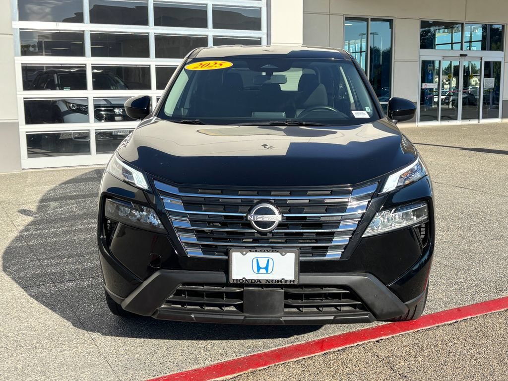 Used 2025 Nissan Rogue SV AWD/4WD image 2