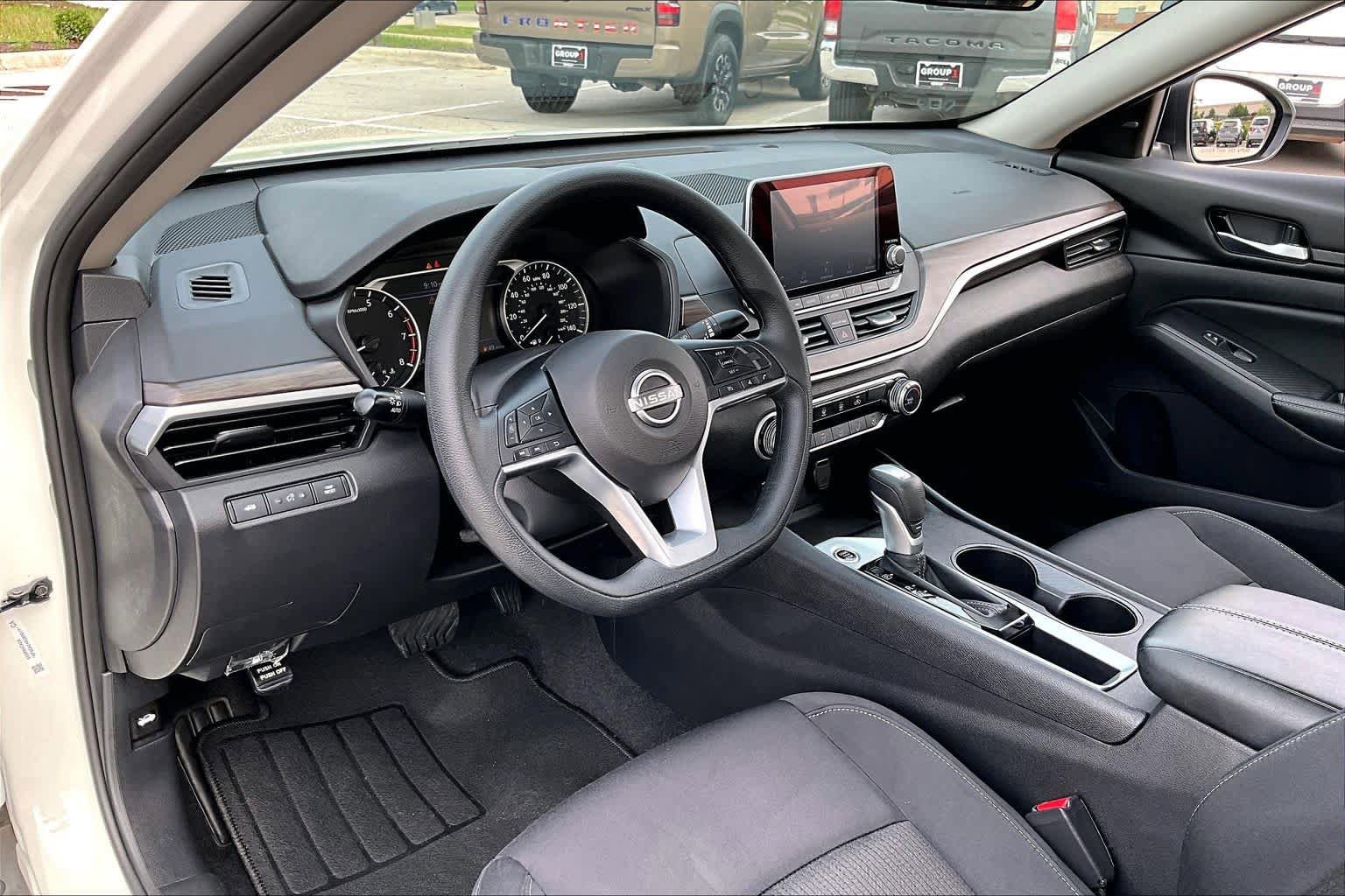 Used 2025 Nissan Altima 2.5 SV FWD image 18