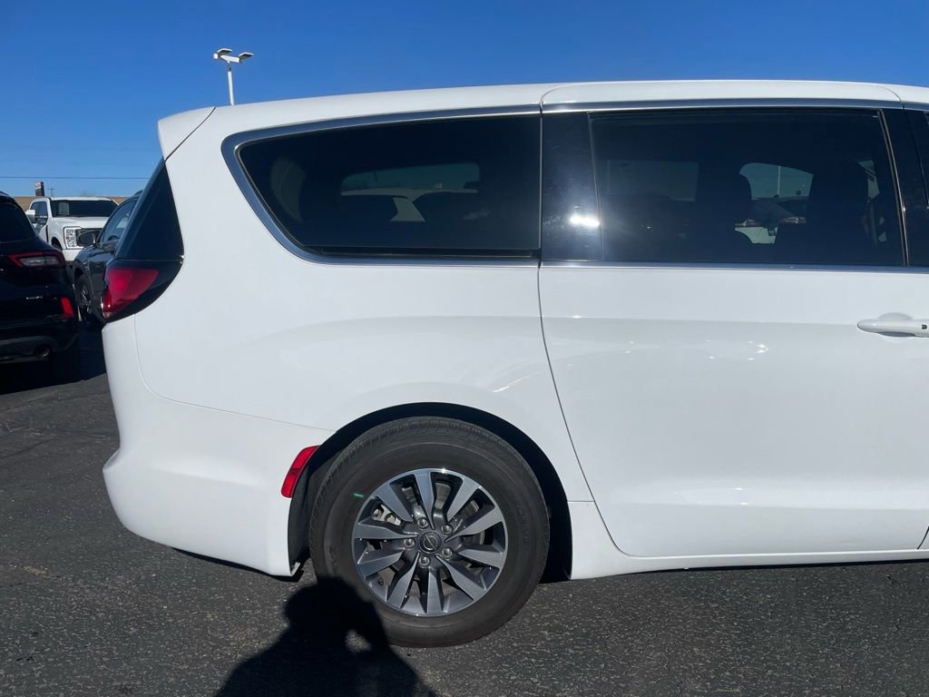 Used 2024 Chrysler Pacifica Select image 31