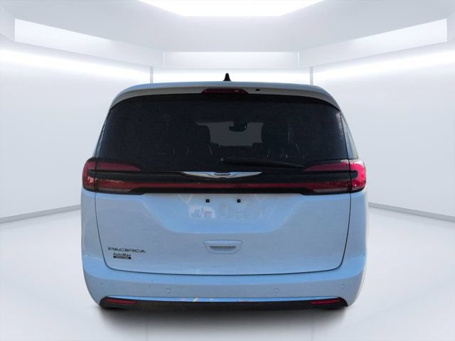 Used 2023 Chrysler Pacifica Touring-L FWD image 4