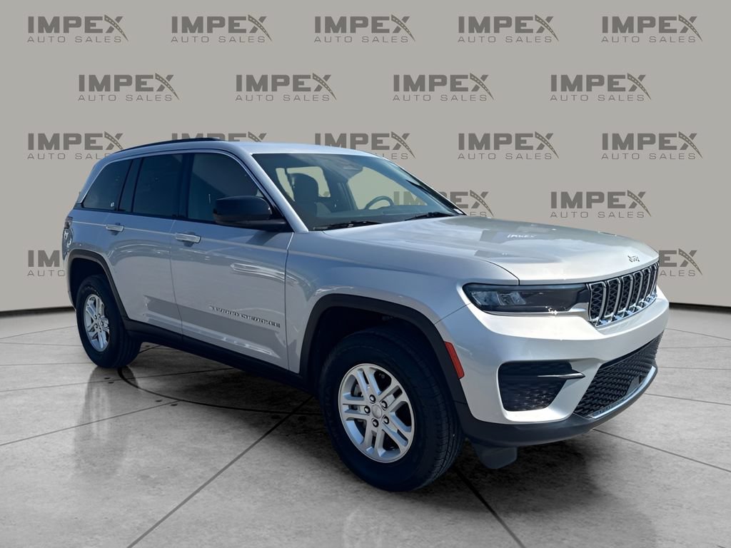 Used 2024 Jeep Grand Cherokee Laredo AWD/4WD image 7
